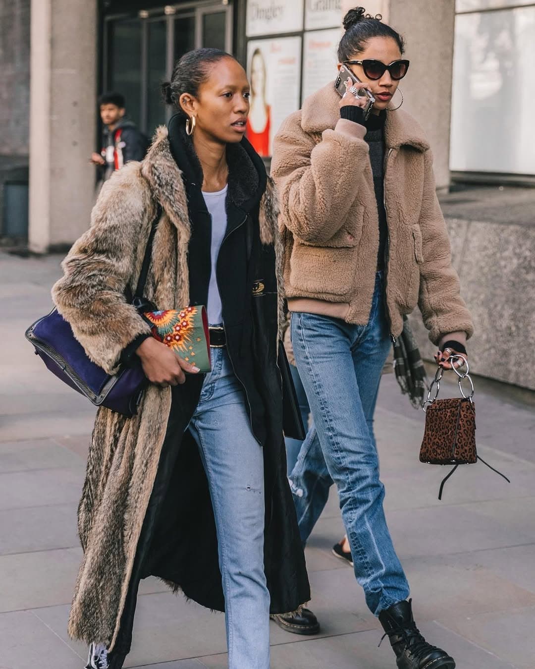 The leopard mini bag
makes plush coats talk.