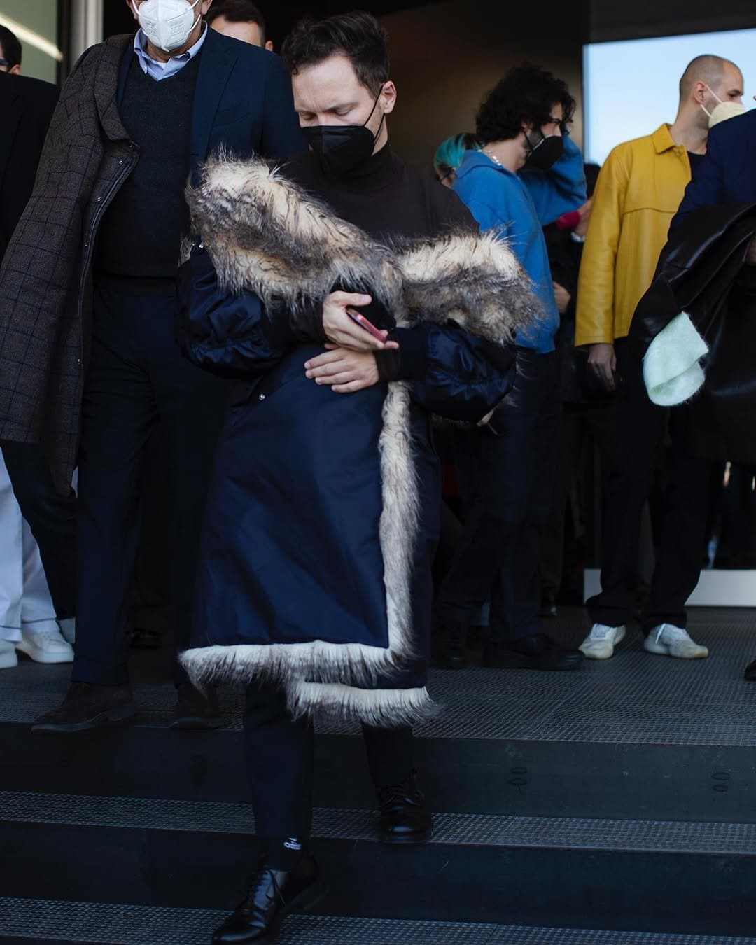 The coat wants an entrance,
but the grip ruins it.