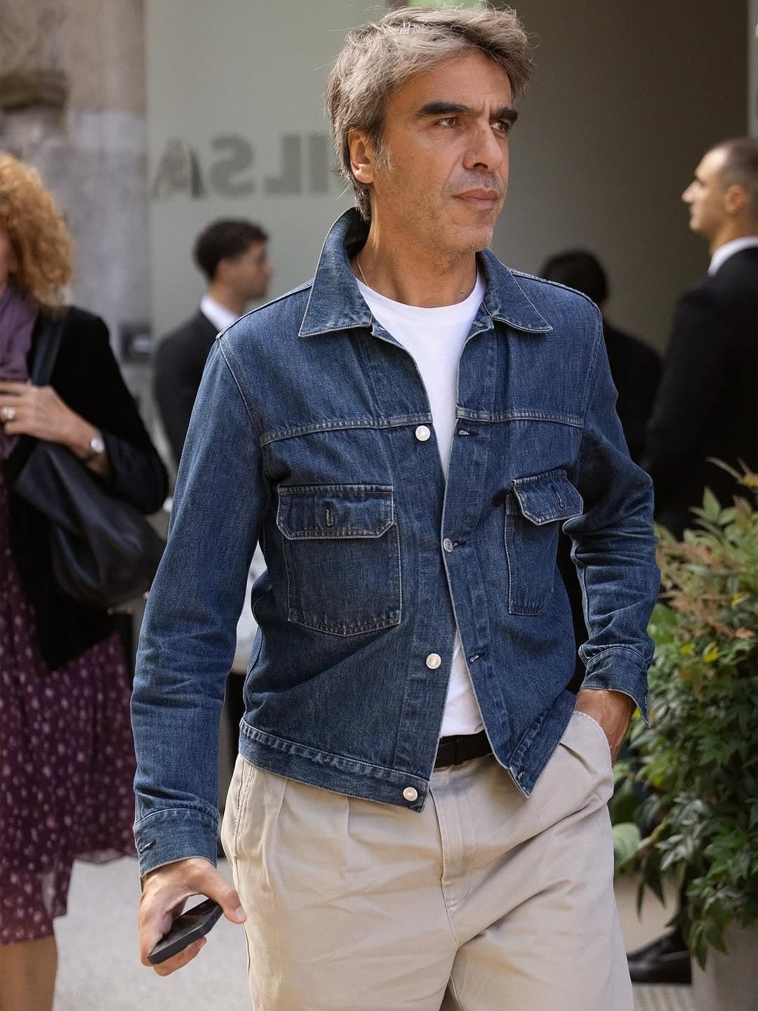 The cropped denim earns
those pleated trousers.