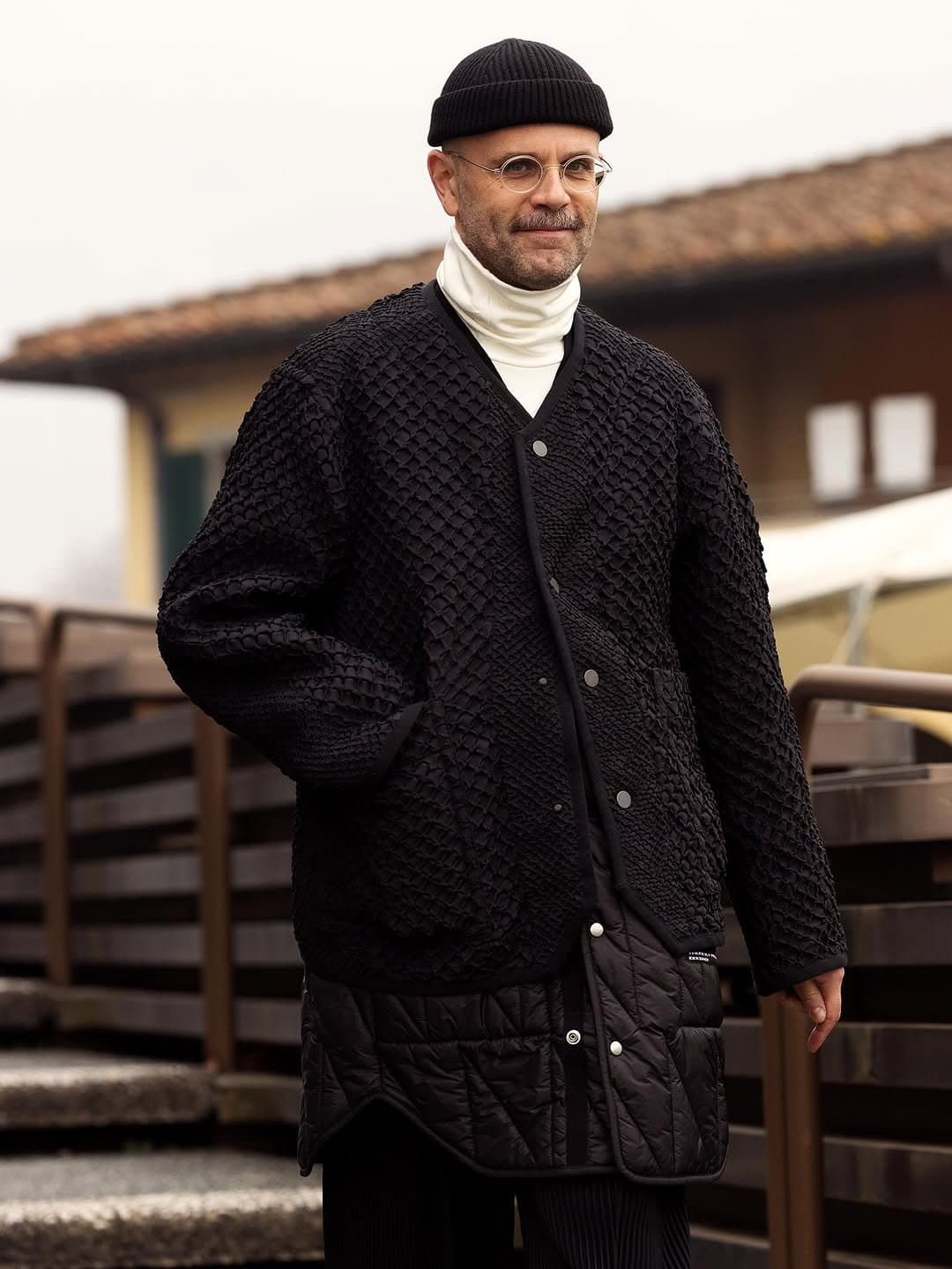 Let the black texture run,
the white neck just sharpens it.