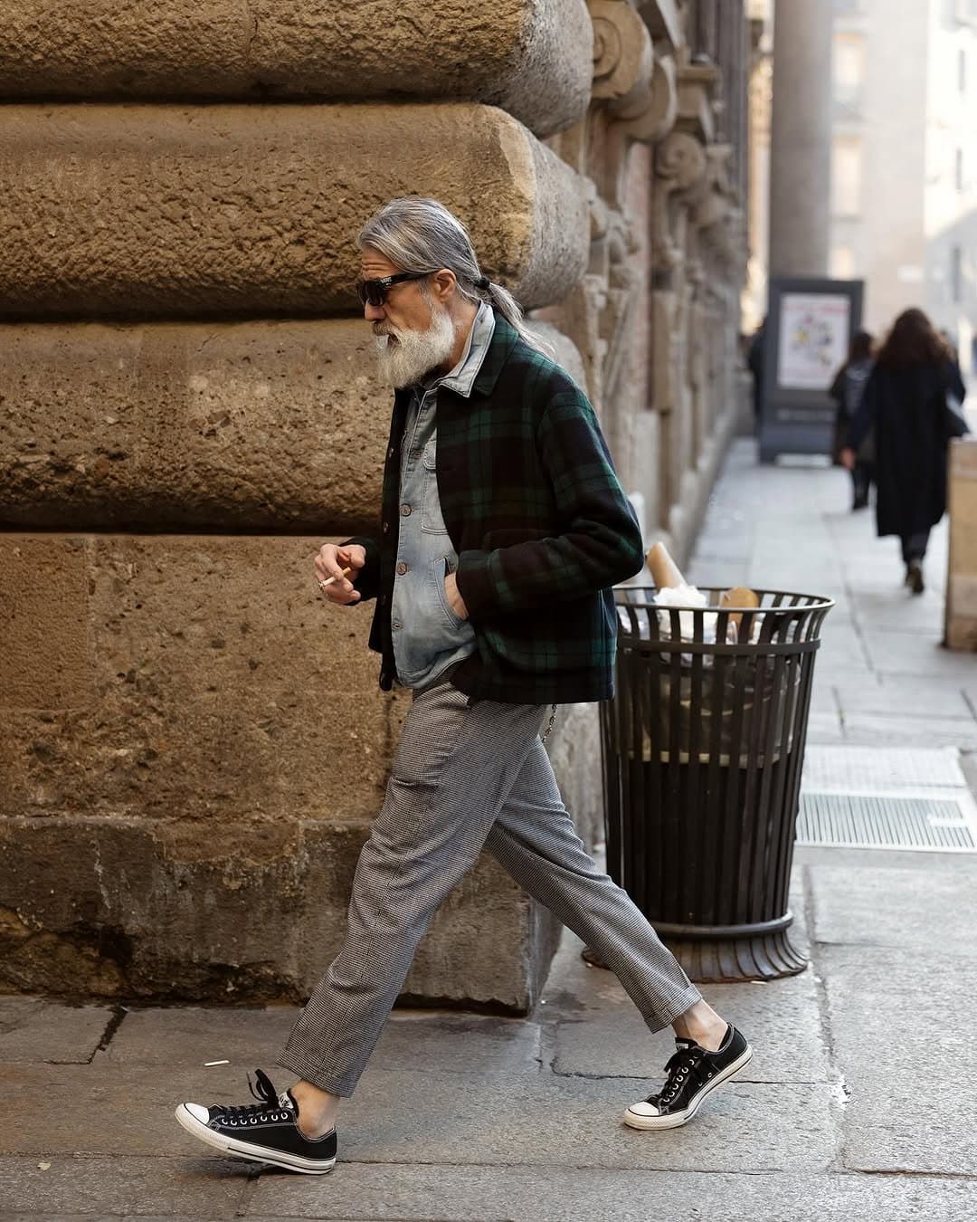 The bare ankle makes
heritage look restless.