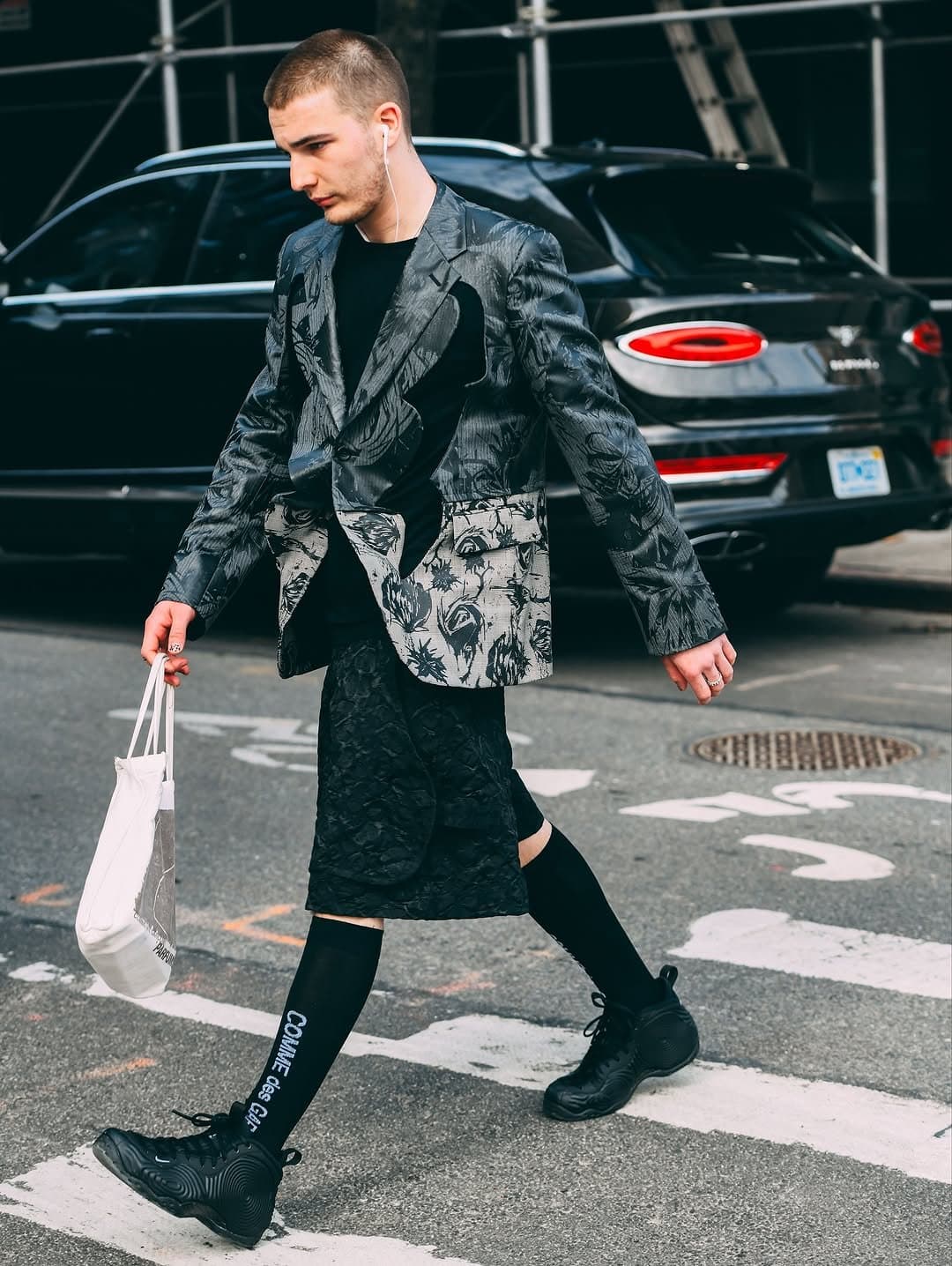 That pale blazer panel
makes the whole rush visible.